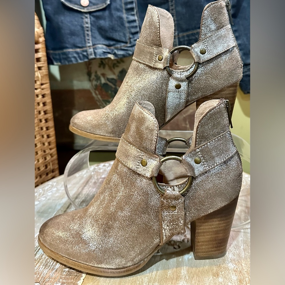 EUC Seychelles Moto Inspired Metallic Suede Ankle Bootie. Size 8 - Picture 5 of 11